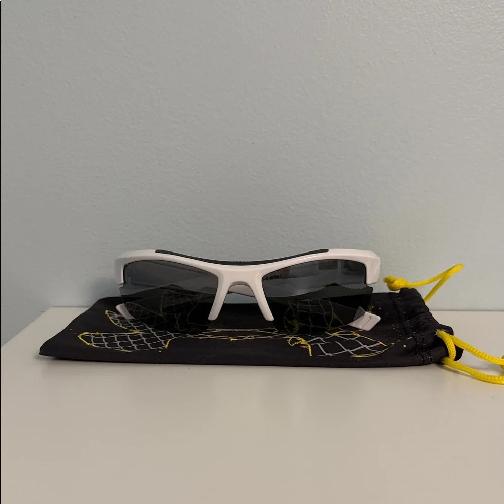 Under Armour UA White Nitro L Youth Sunglasses with dustbag